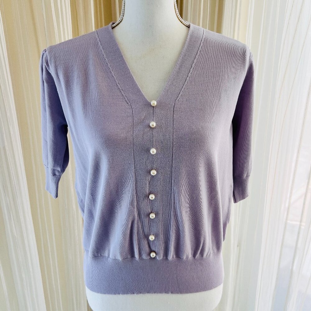 Women Knit top, size M, light lavender pearl buttons